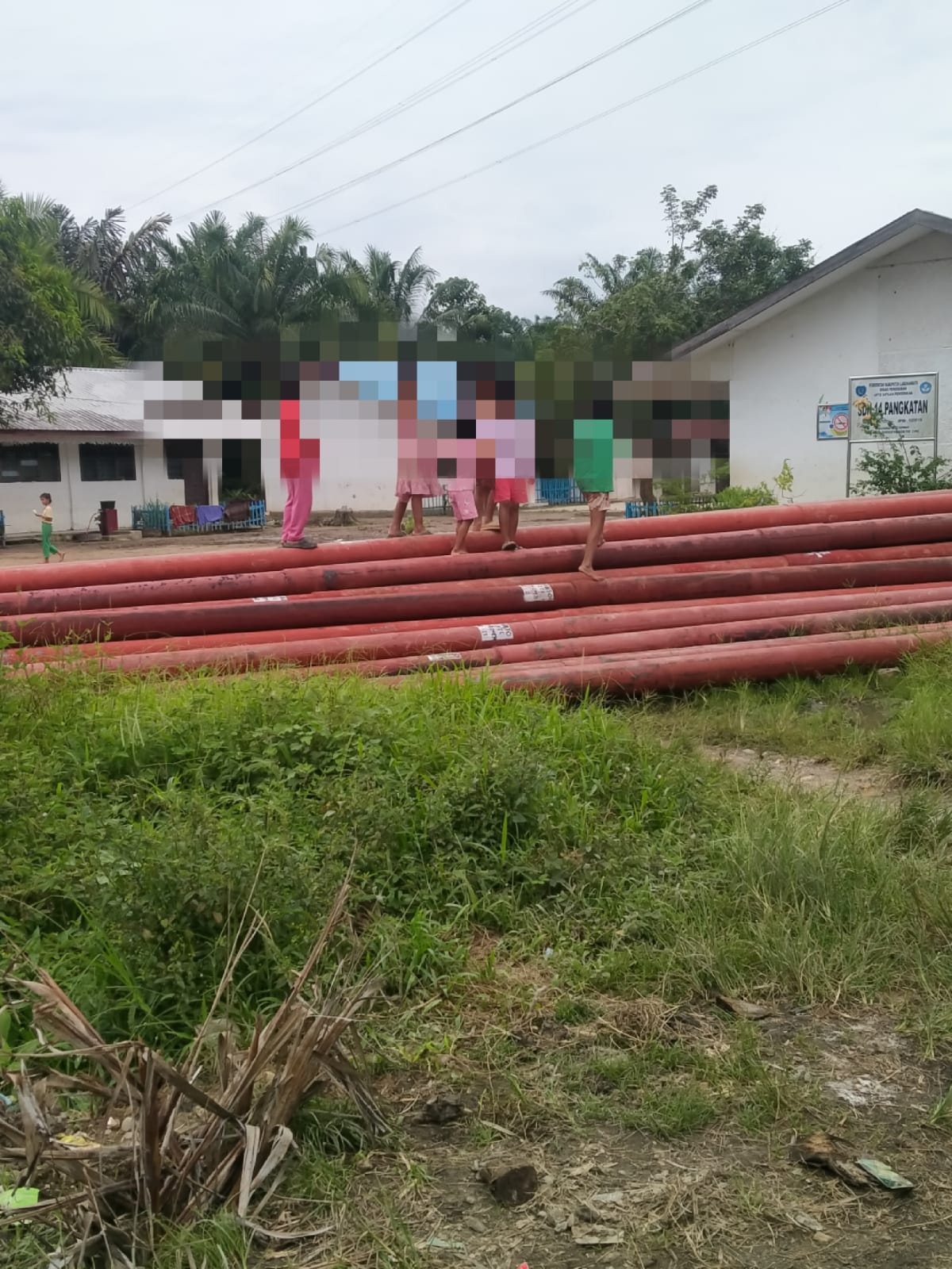 Orangtua Murid SD 14 Sukaramai Kawatir Dengan Tiang Listrik yang Berserak Dekat Sekolah