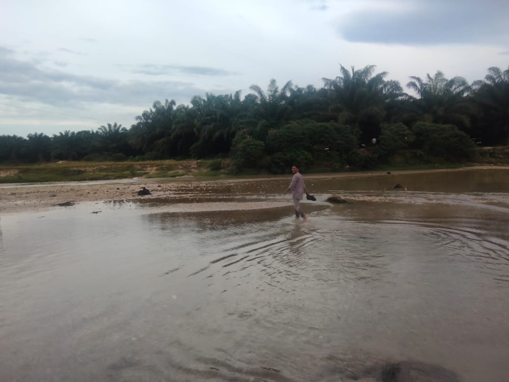 Camat Wampu Klarifikasi terkait Viralnya Berita Pelajar Harus Menyebrangi Sungai Di Langkat