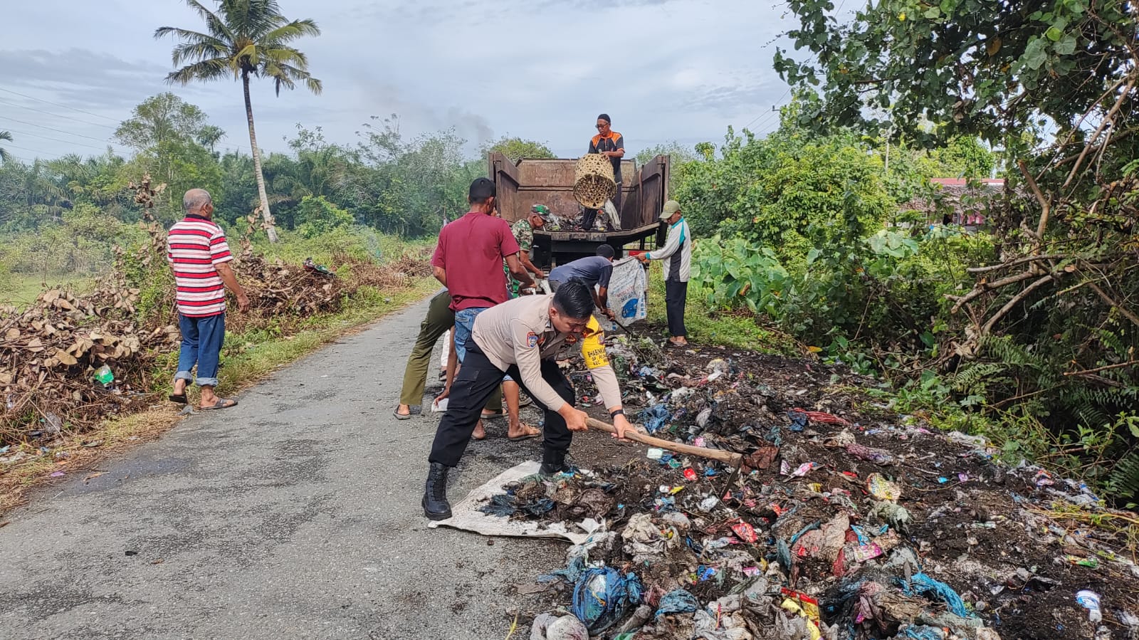 Bhabinkamtibmas Polsek Meureubo Polres Aceh Barat Melaksanakan Gotong royong Bersama Warga