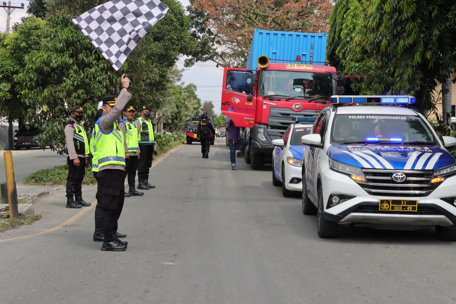 Kapolres Pematang Siantar Pimpin Pamwal Melintasnya Truck Logistik F1H2O ke Toba