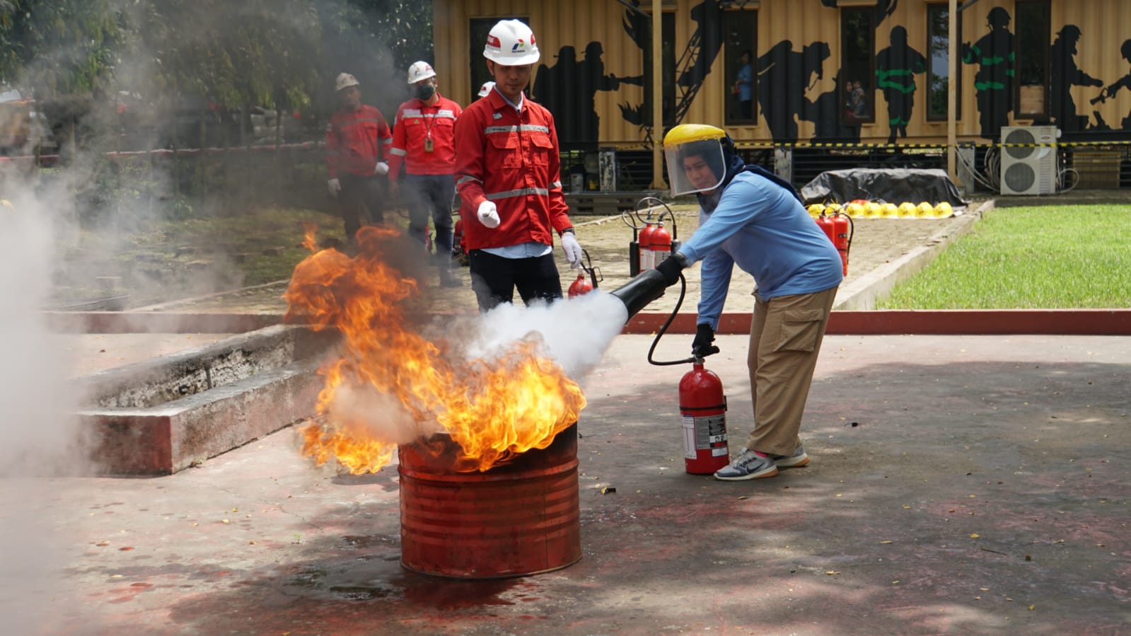 Pertamina Patra Niaga Beri Pelatihan Pemadam Kebakaran Kepada Persatuan Wanita Patra