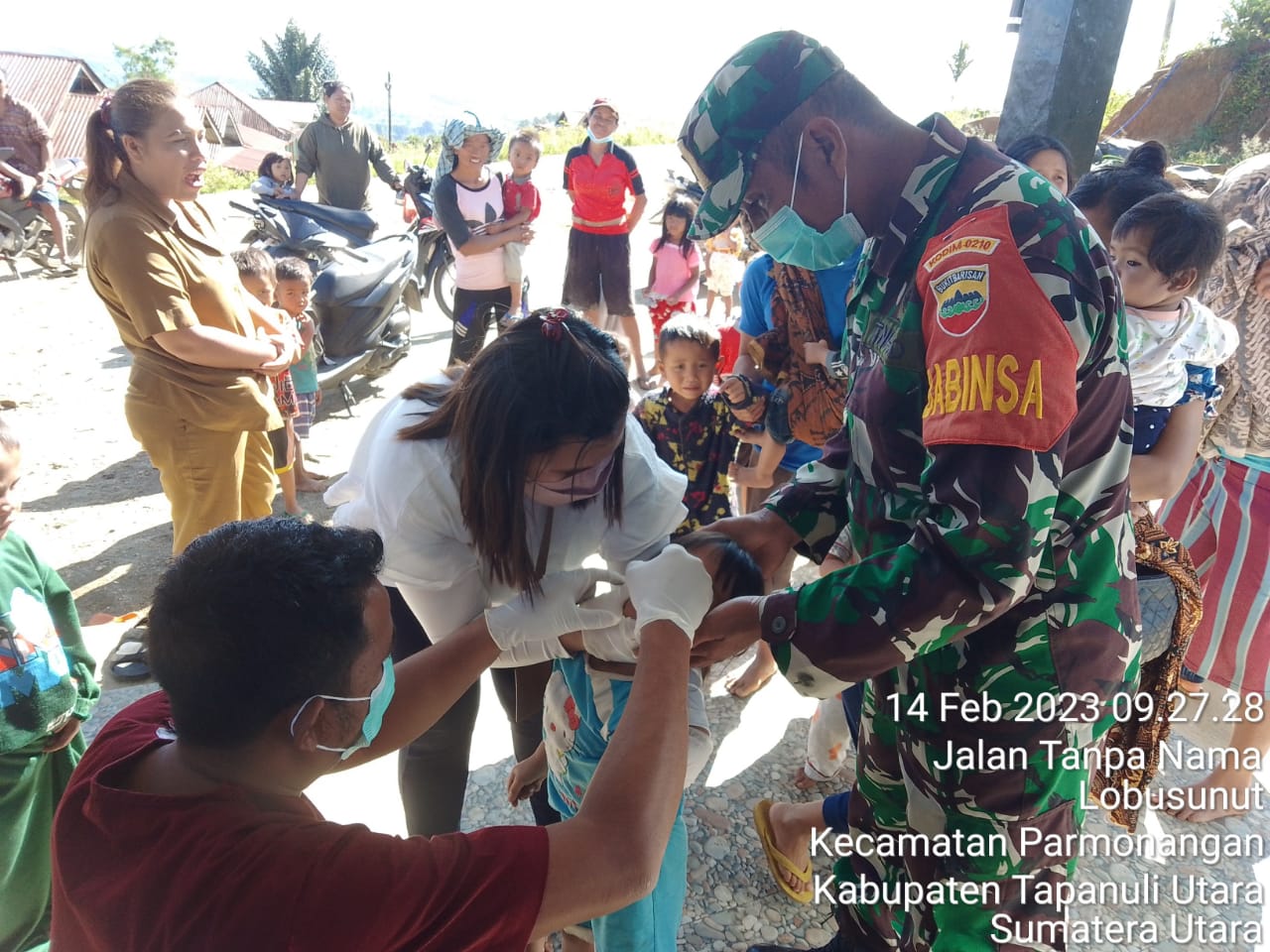 Babinsa Koramil 08/ Dampingi Nakes PKM Aek Raja Vaksin Tetes Polio Pertama