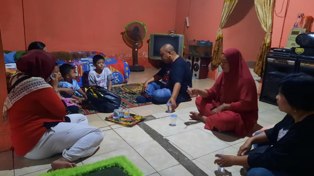 Luar Biasa! Usai Menerima Laporan Dari Ketua Ranting PDI P, Anggota DPRD Kota Palembang Sambangi Warga Yang Sakit