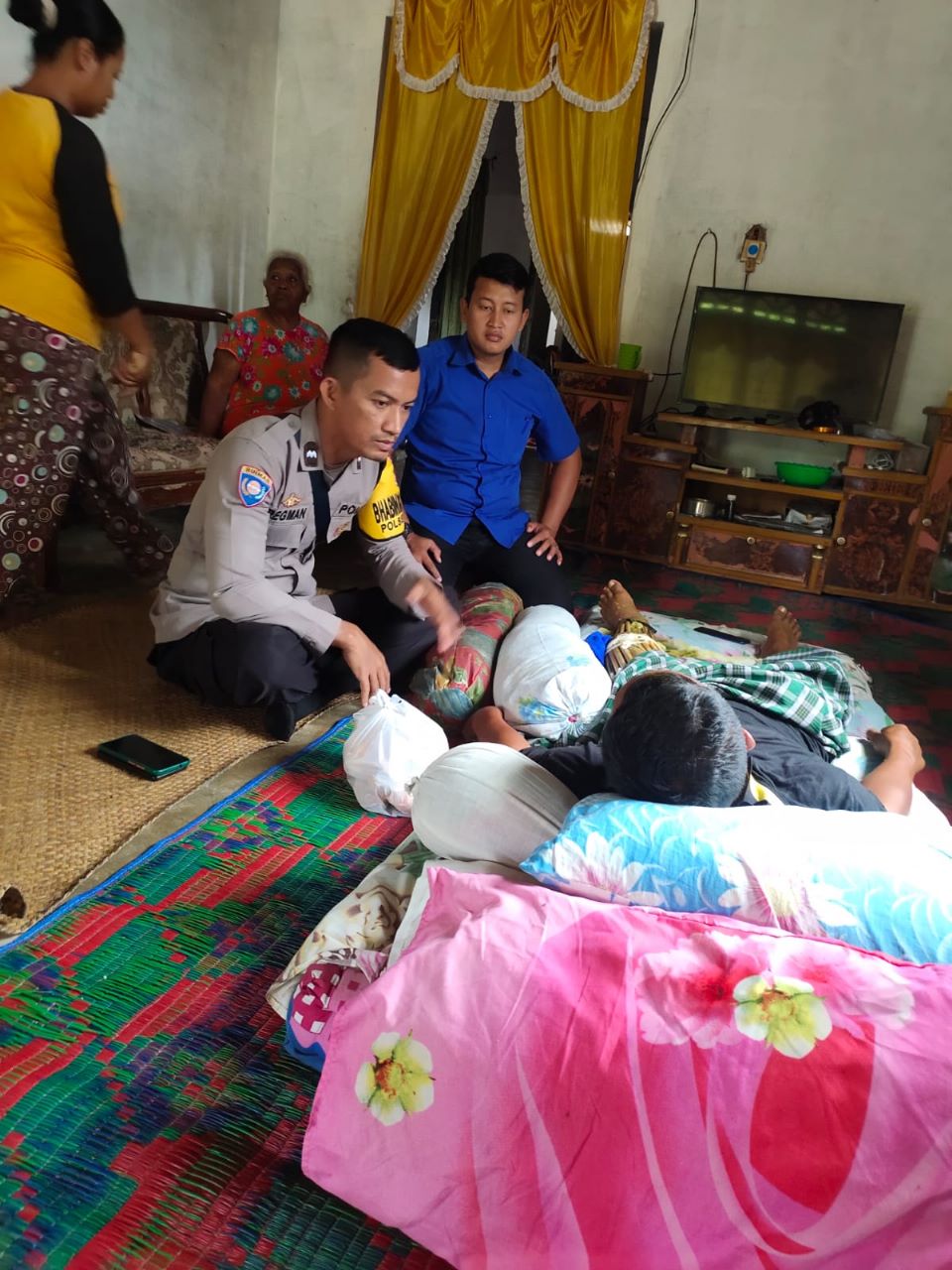 Bhabinkamtibmas Polsek Stabat Polres Langkat Sigap Membantu Warga Yang Sakit