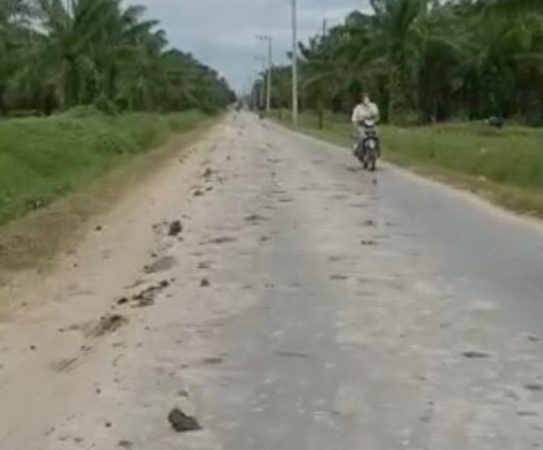 Masyarakat Resah, Aktifitas Galian C Sebabkan Badan Jalan Kotor Dan Berdebu