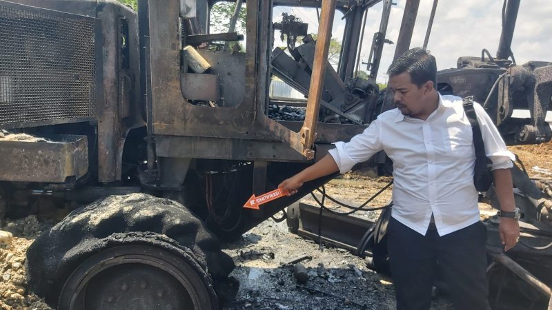 Selang Hidrolik Bocor, Dua Alat Berat Terbakar di Ranto Peureulak