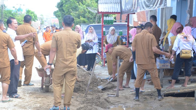 Pemko Padang Sidempuan Ikut Bantu Warga Membersihkan Sampah Akibat Banjir