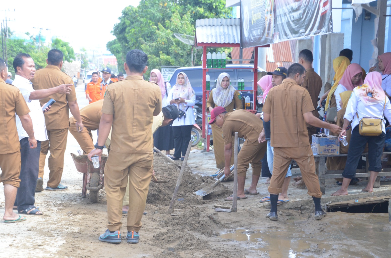 Pemko Padang Sidempuan Ikut Bantu Warga Membersihkan Sampah Akibat Banjir