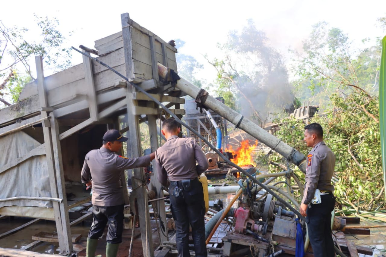 Polres Inhu Beserta Tim Gabungan Tertibkan Aktifitas ” PETI ” Di Kecamatan Peranap Kabupaten Inhu