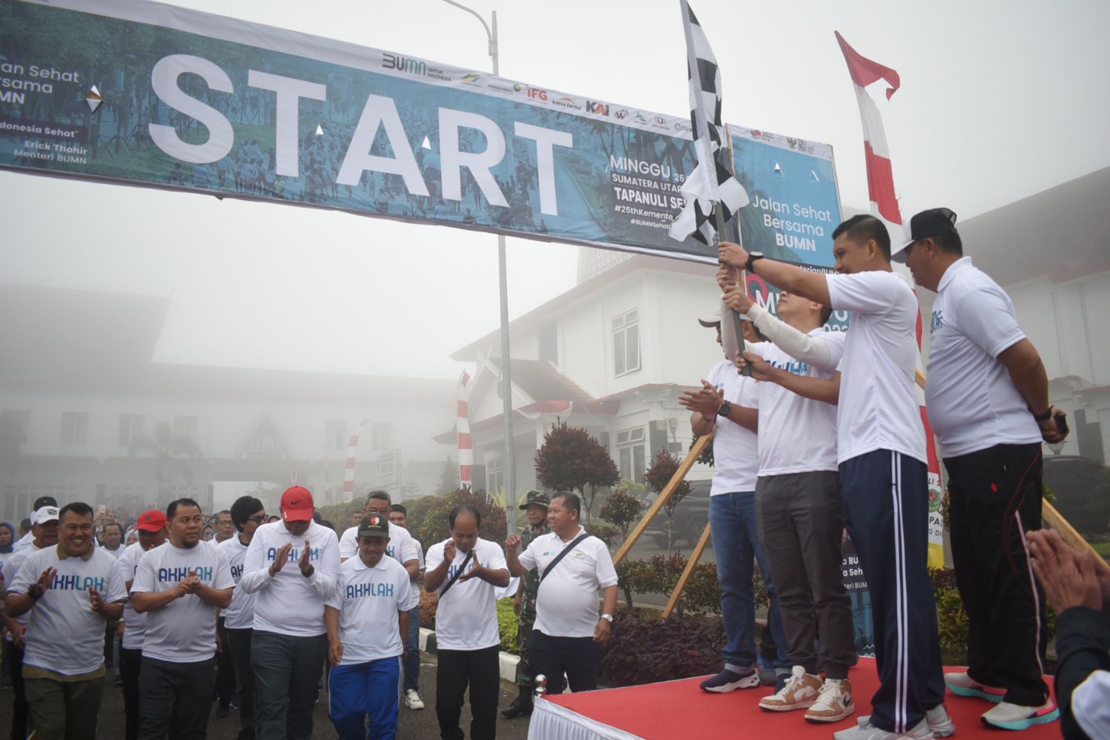 HUT Ke-25 Kementrian BUMN Adakan Jalan Sehat Bersama Pimpinan OPD Tapsel Beserta Manyarakat