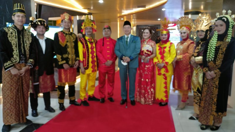 Keakraban Wong Chun Sen Bersama Penerima Tamu Berbusana Adat Sumatera Saat Paripurna Istimewa di Gedung DPRD Medan