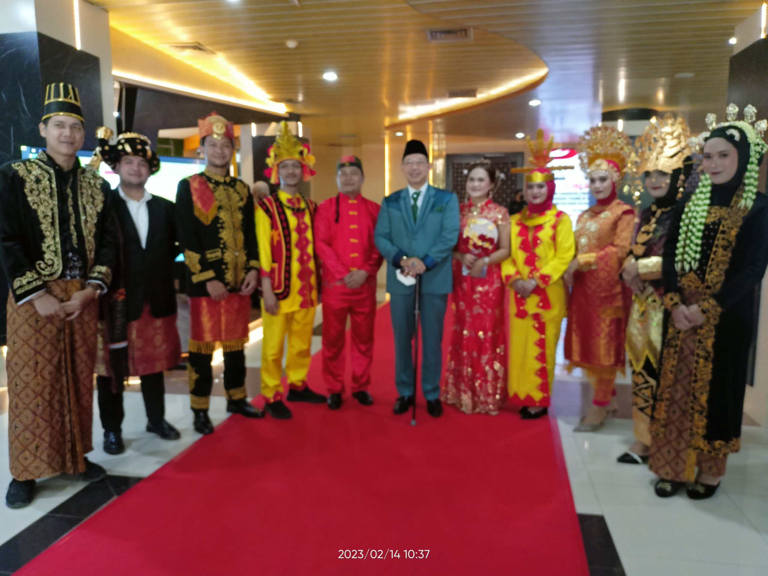 Keakraban Wong Chun Sen Bersama Penerima Tamu Berbusana Adat Sumatera Saat Paripurna Istimewa di Gedung DPRD Medan