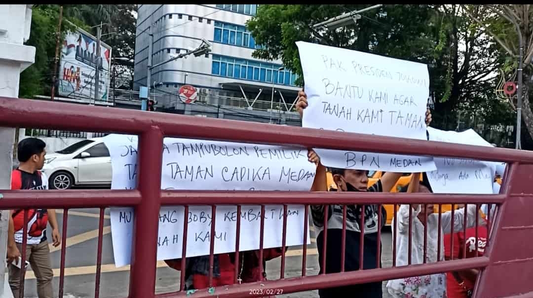 Enni Martalena Br. Pasaribu, Bersama Ahli Waris Alm.Jamuda Tampubolon Kesal Dibohongi Oknum Sekuriti di Kantor Walikota Medan