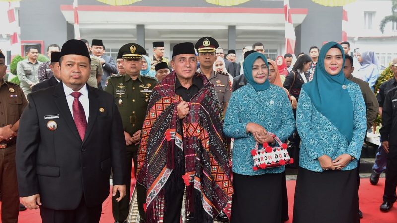 Gubernur Edy Rahmayadi Serahkan Tunggul Kecamatan Terbaik se-Sumut TA 2022 di Sipirok