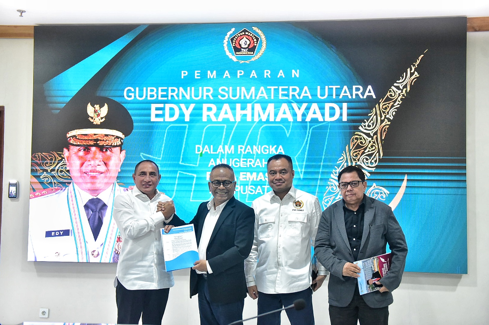 Edy Rahmayadi Raih Pena Emas dengan Predikat Cumlaude