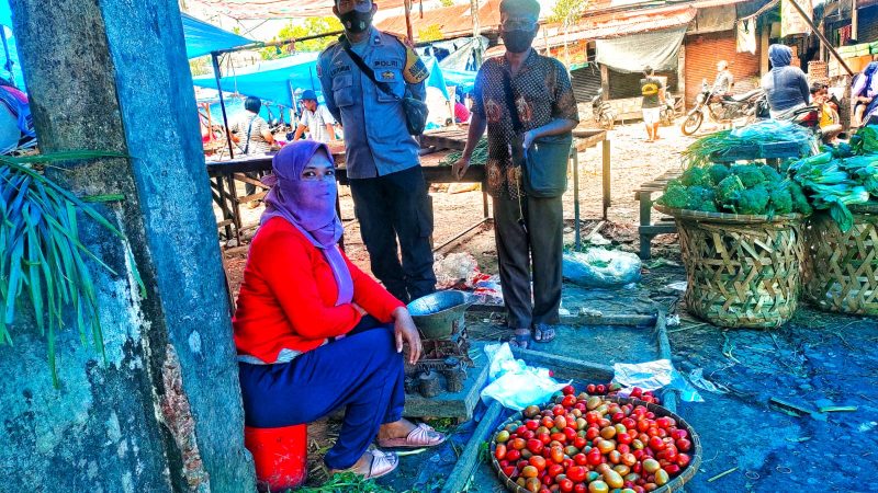 Patroli Rutin Bhabinkamtibmas Polsek Stabat Polres Langkat Ke Pasar Tradisional Untuk Mewujudkan Rasa Aman dan nyaman