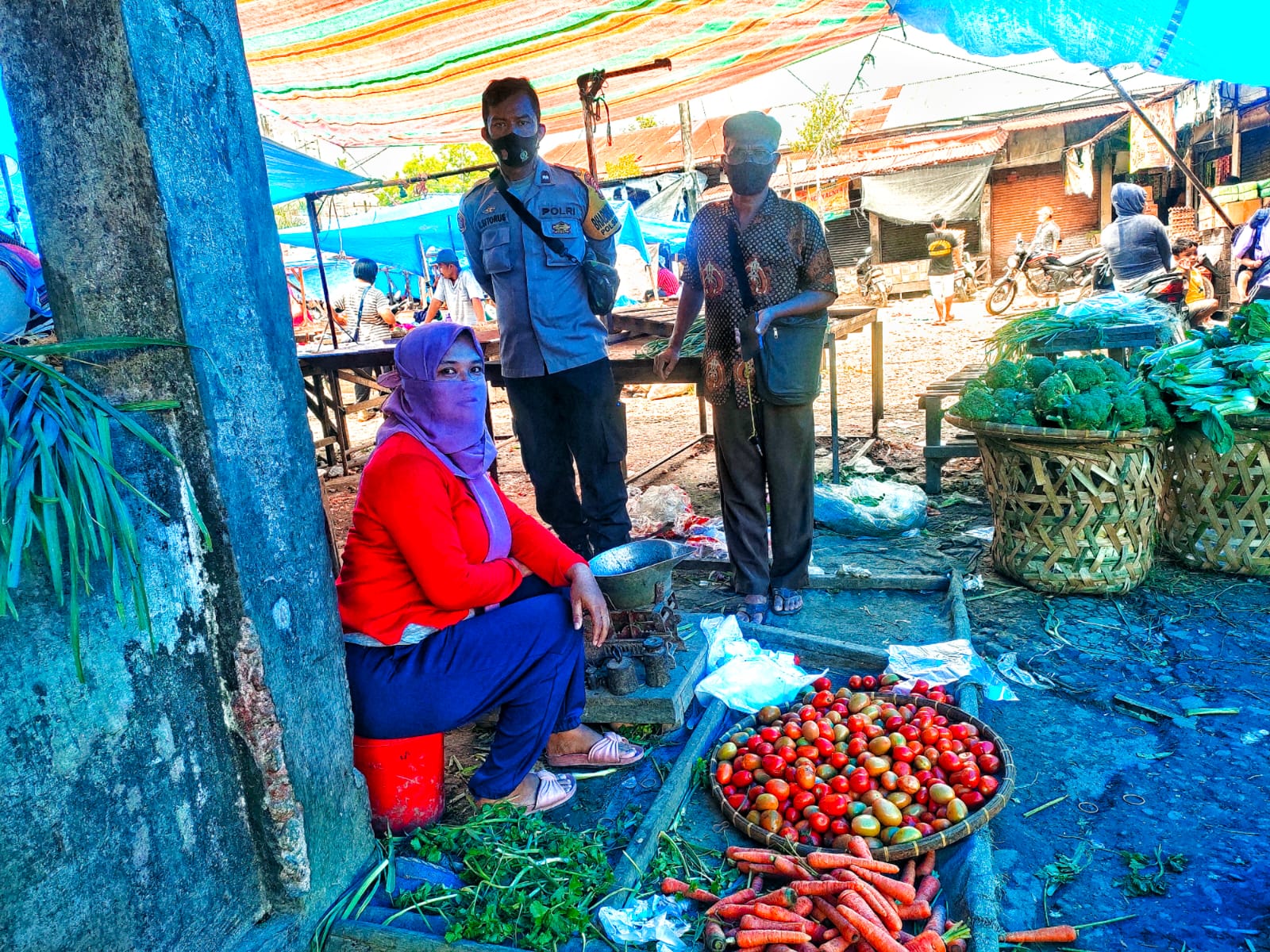 Patroli Rutin Bhabinkamtibmas Polsek Stabat Polres Langkat Ke Pasar Tradisional Untuk Mewujudkan Rasa Aman dan nyaman