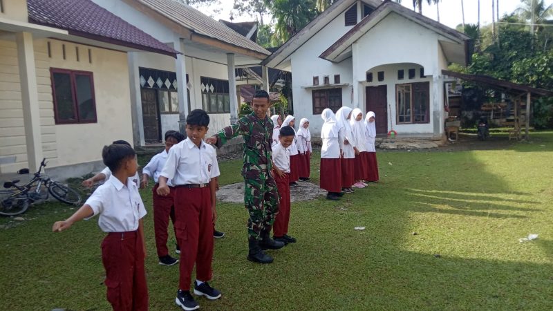 “Letakkan Senjata”, TNI Di Aceh Barat Beralih Jadi Guru Dadakan Di Sekolah Desa Tuwi Saya Kecamatan Sungai Mas