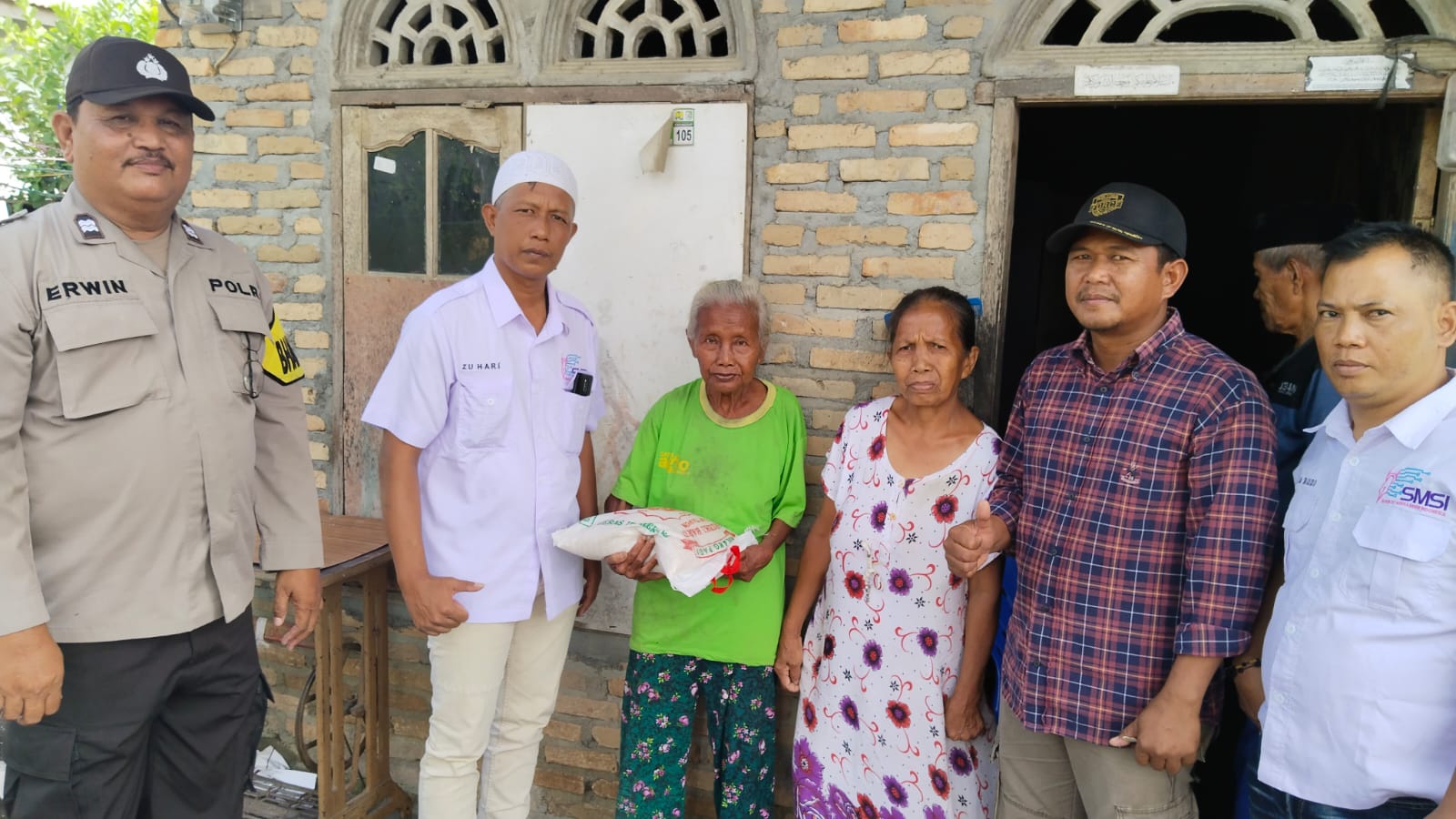 Pengurus SMSI Sergai Berbagi Rezeki Kepada Puluhan Janda