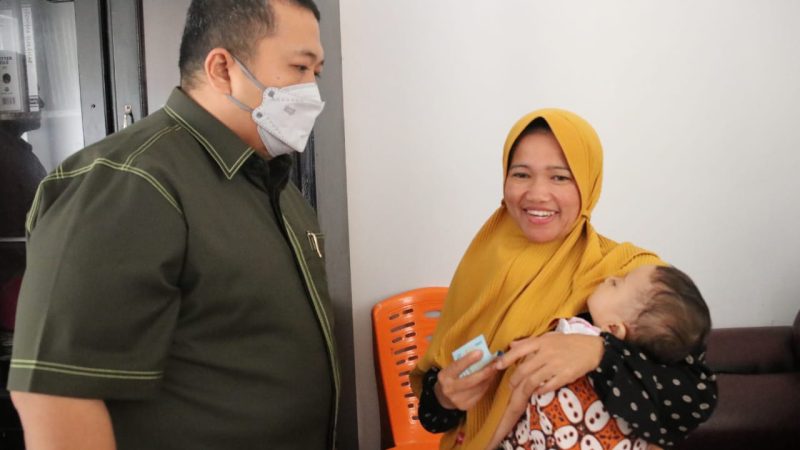 Kunjungi 2 Puskesmas, Bupati Dolly Beri Makanan Tambahan Pada Anak Yang Butuh Perhatian Khusus