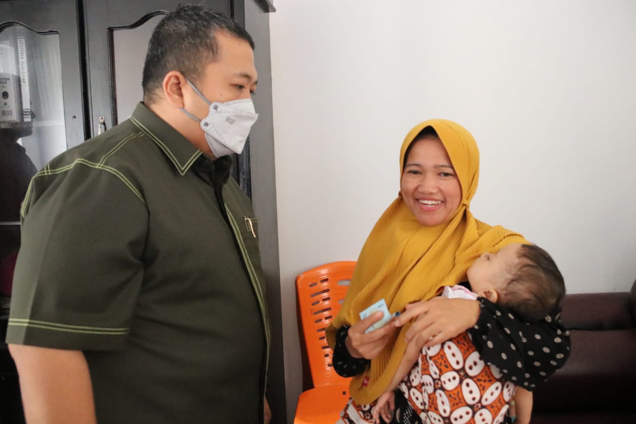 Kunjungi 2 Puskesmas, Bupati Dolly Beri Makanan Tambahan Pada Anak Yang Butuh Perhatian Khusus