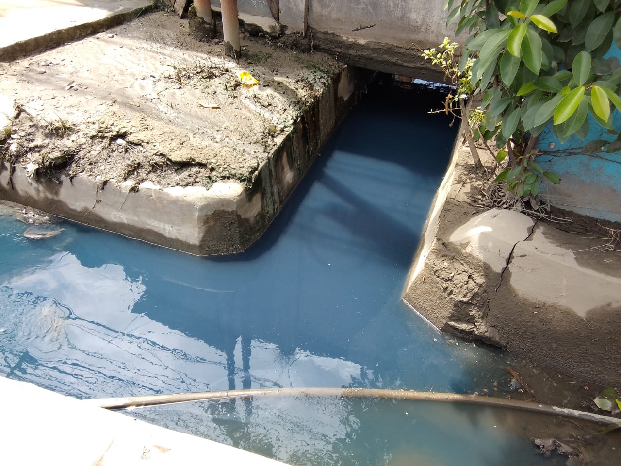 Diduga Batching Plant Milik PT. Medan Beton Buang Limbah ke Parit Warga