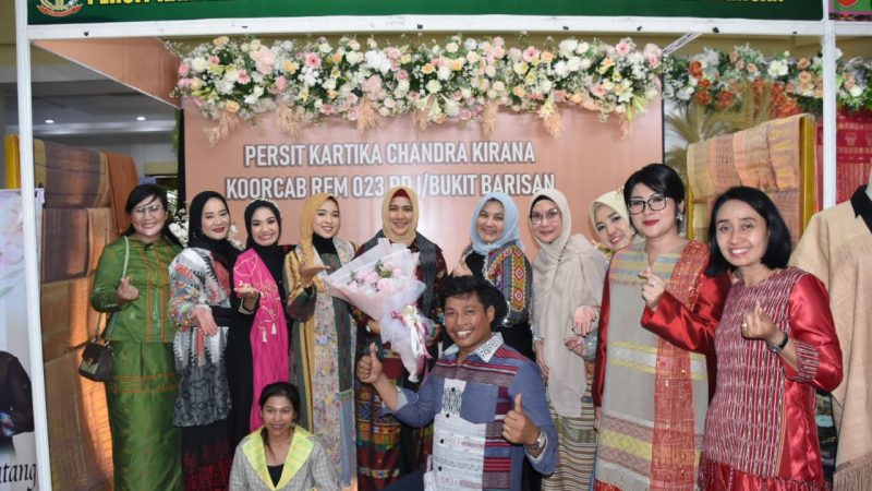 Stand Pameran Bazar UMKM Persit Korem 023/KS Ramai Pengunjung