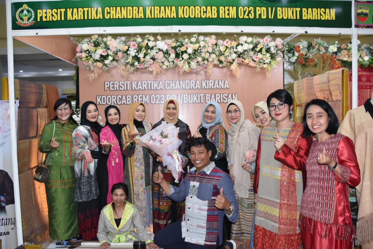 Stand Pameran Bazar UMKM Persit Korem 023/KS Ramai Pengunjung