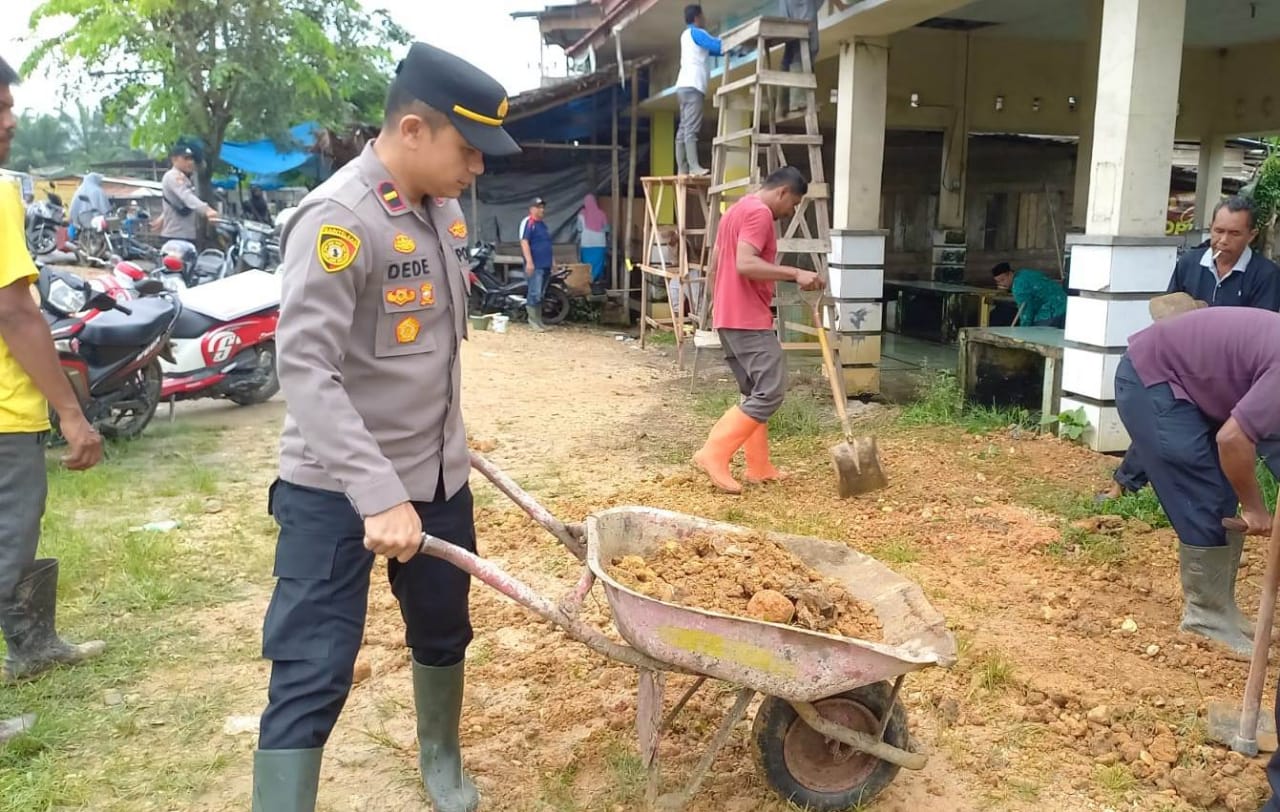Ciptakan Lingkungan Bersih, Kapolsek Peureulak Barat Pimpin Gotong Royong
