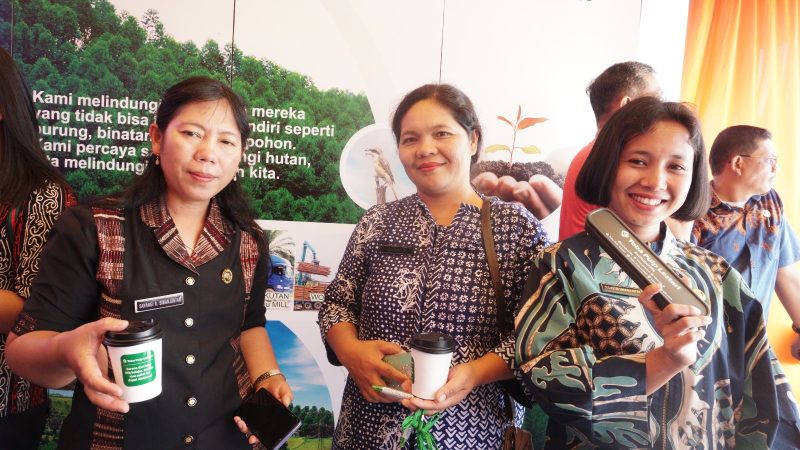 HUT TOBA : TPL Hadirkan Produk UMKM Binaan dan Bagi Sovenir