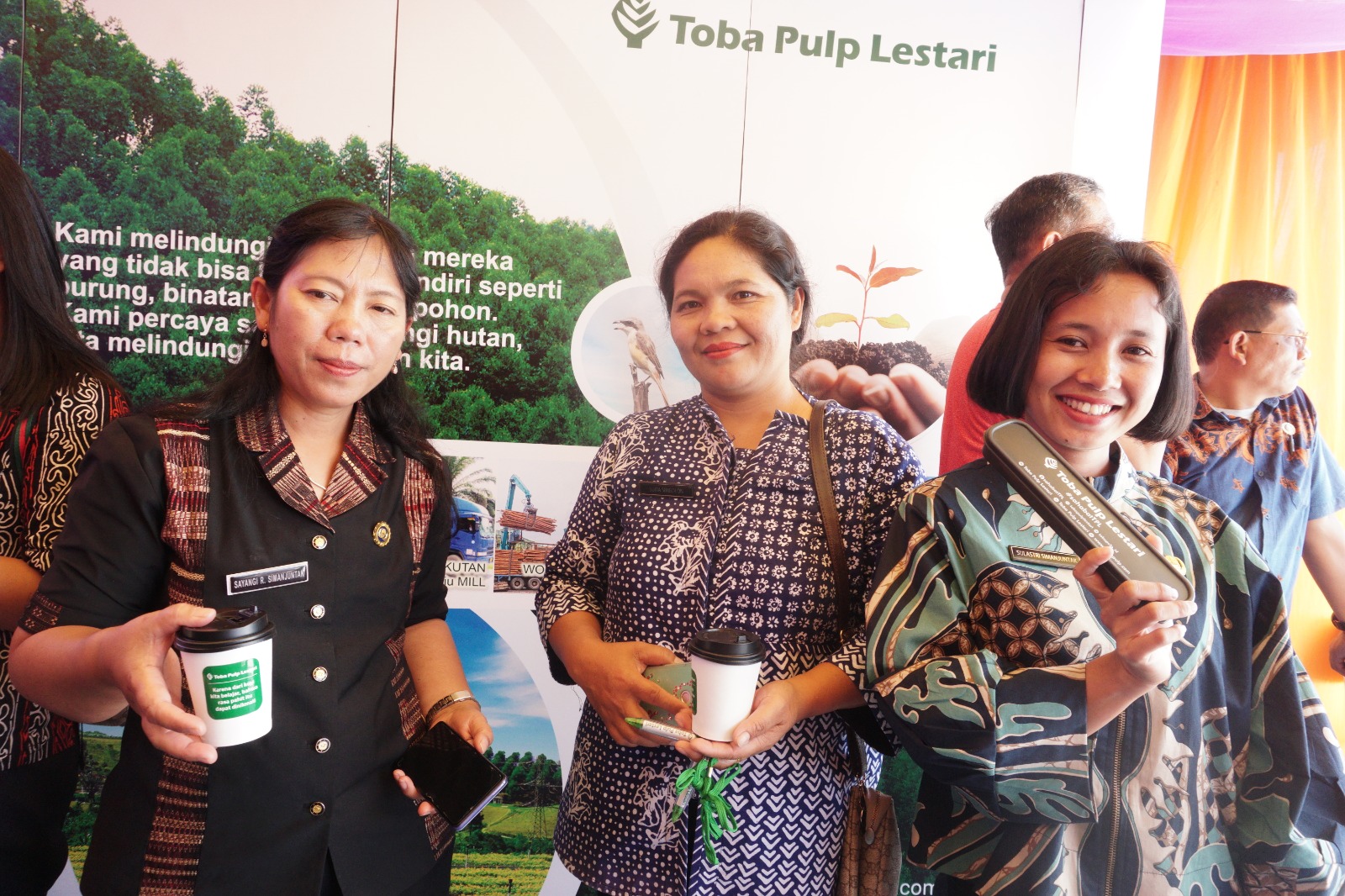 HUT TOBA : TPL Hadirkan Produk UMKM Binaan dan Bagi Sovenir