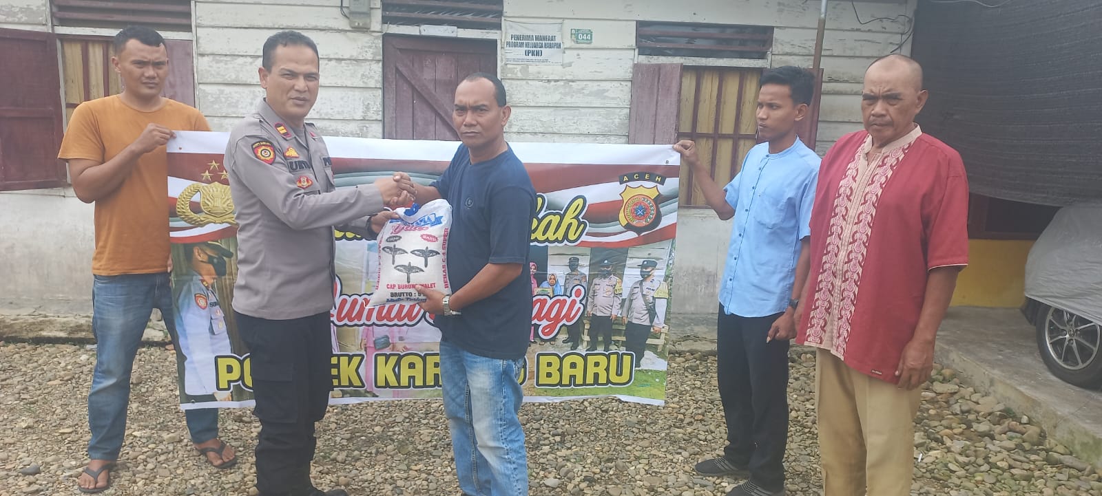Kapolsek Karang Baru Berbagi di Giat Jum’at Berkah