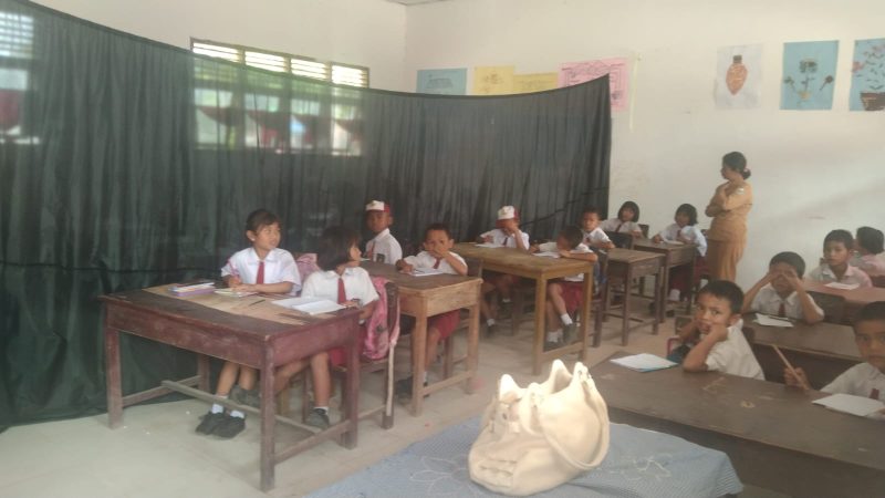 2 Ruang Kelas SDN 173382 Hutatinggi Rusak Parah, Terpaksa 2 Ruangan Disekat Tirai Kain