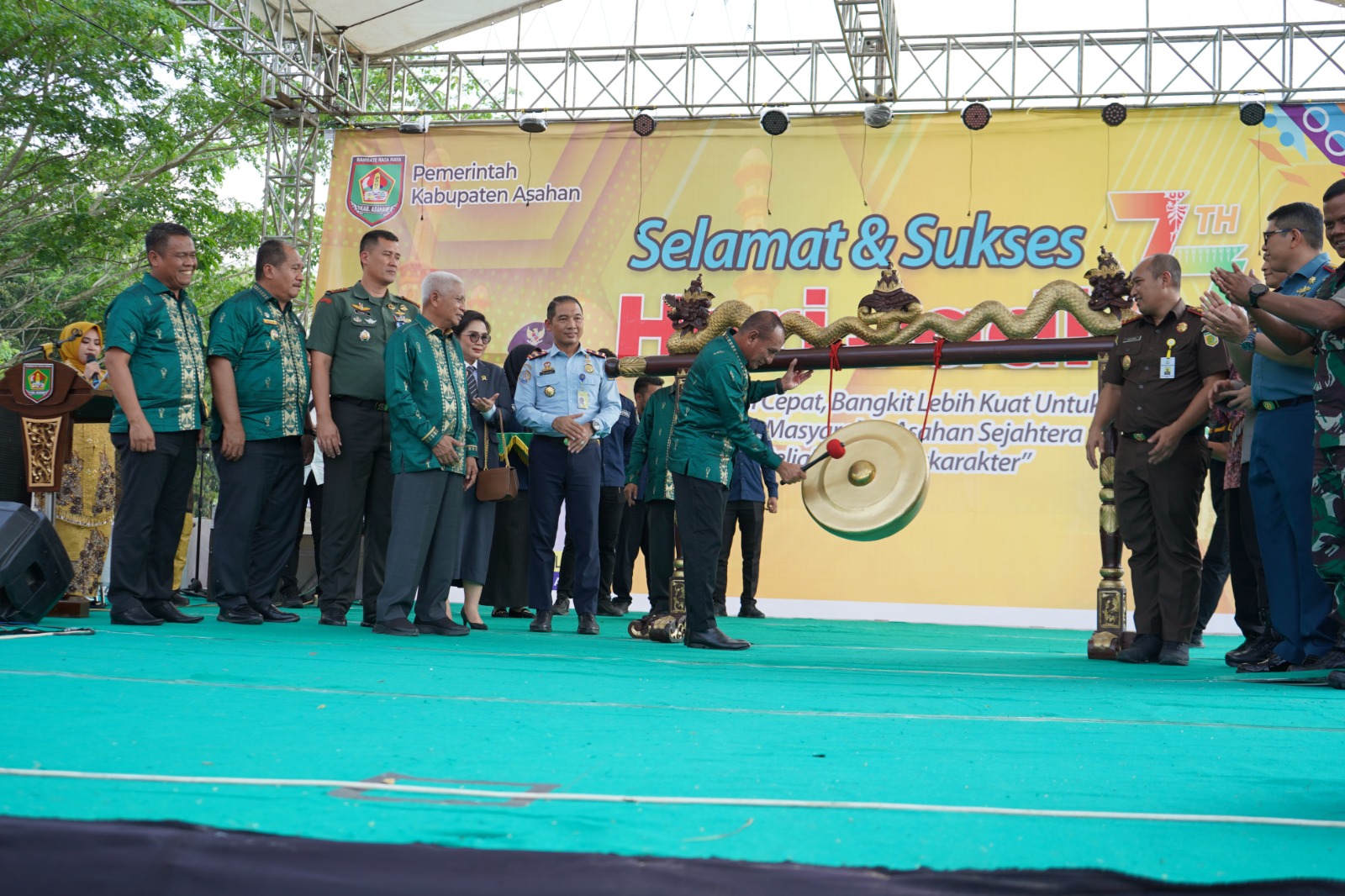 Di Awali Dengan Memukul Gong,Bupati Asahan Bersama Gubsu Buka Pameran Hari Jadi ke-77 Kabupaten Asahan
