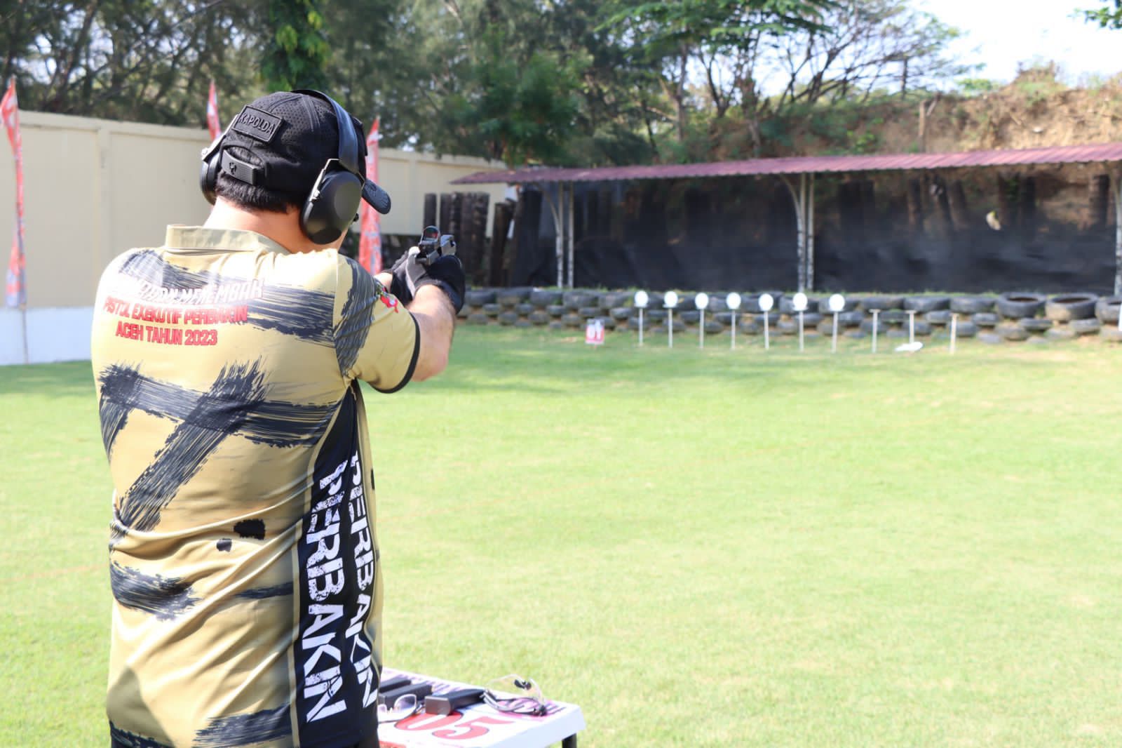 Kapolda Aceh Tampilkan Kemahiran Menembak, Semua Penonton Terpukau