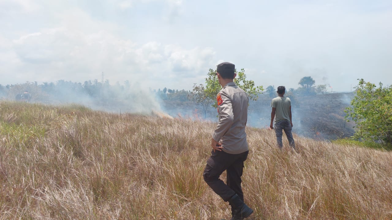 Kebakaran Lahan di Blang Panyang, Personel Polsek Muara Satu Bantu Padamkan Api