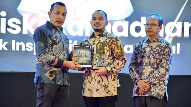 Sosok Inspiratif Berjiwa Sosial Menuju 2024, Mohd Riski Ramadhan Terima Penghargaan