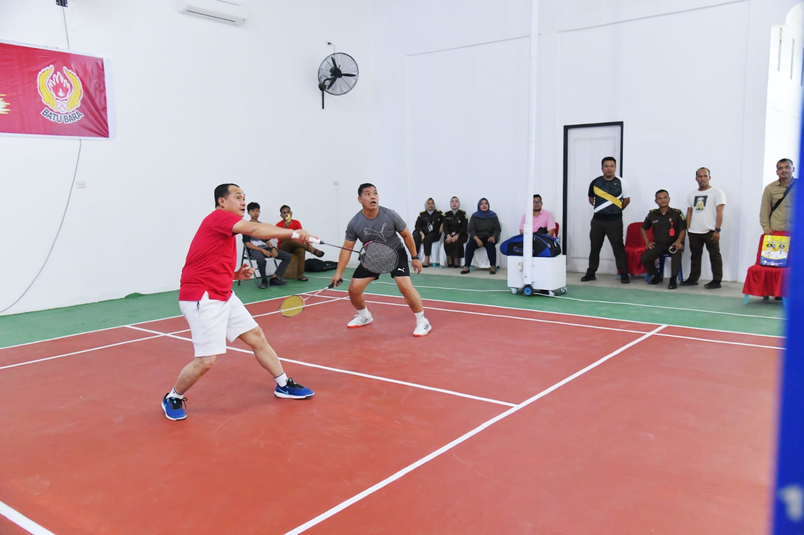 Zahir Buka dan Ikuti Pertandingan Persahabatan Badminton Kajari Cup 1