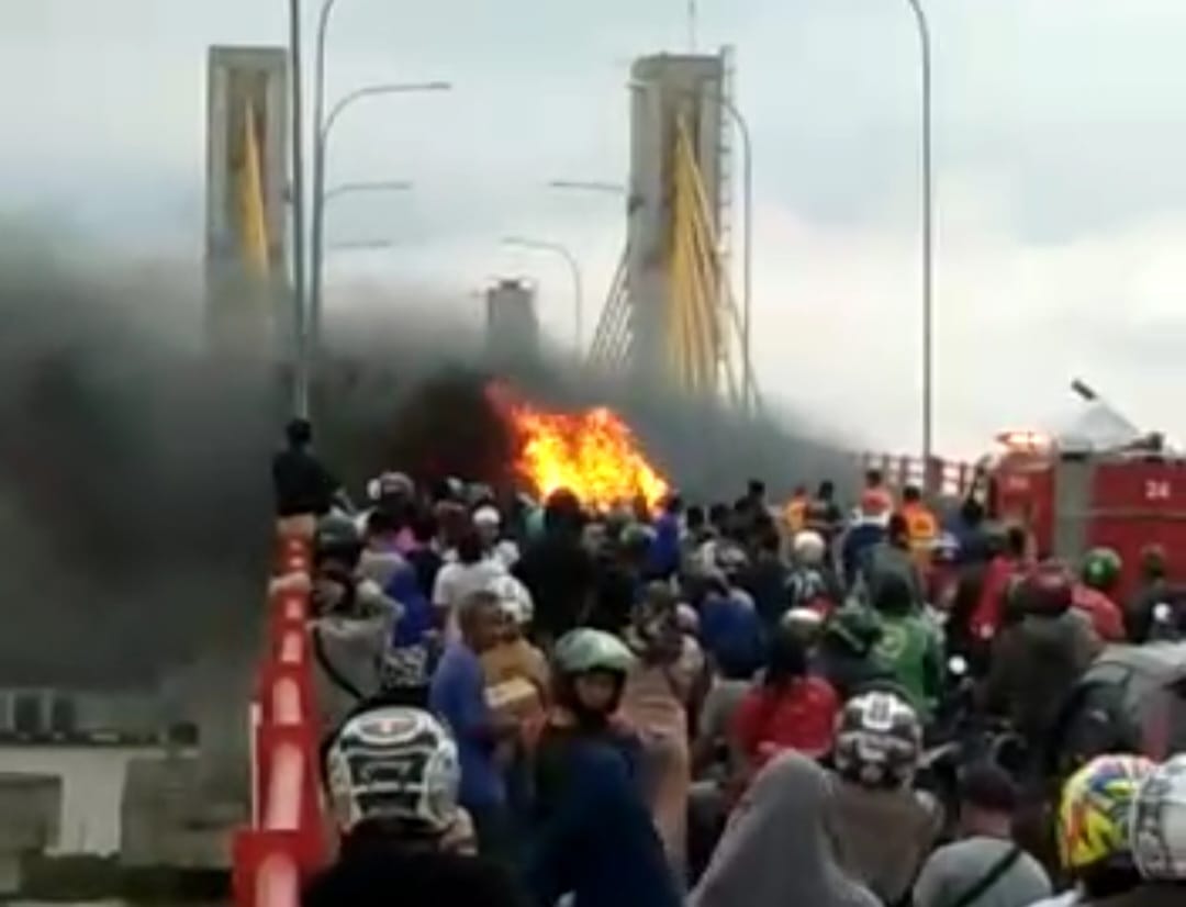 Warga Kota Palembang Heboh, Mobil Avanza Terbakar Di Atas Jembatan Musi IV