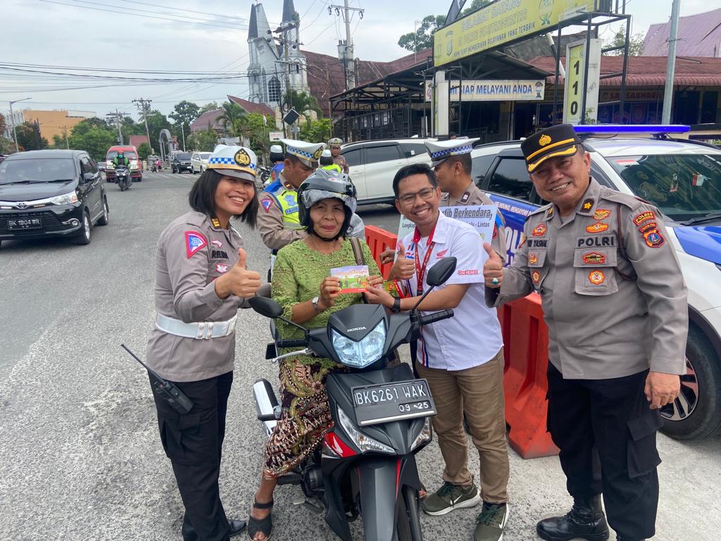 Hari Terakhir 0ps Keselamatan, Kasat Lantas Polres Siantar Bagikan Helm Gratis Kepada Masyarakat Yang Tertib Berlalulintas