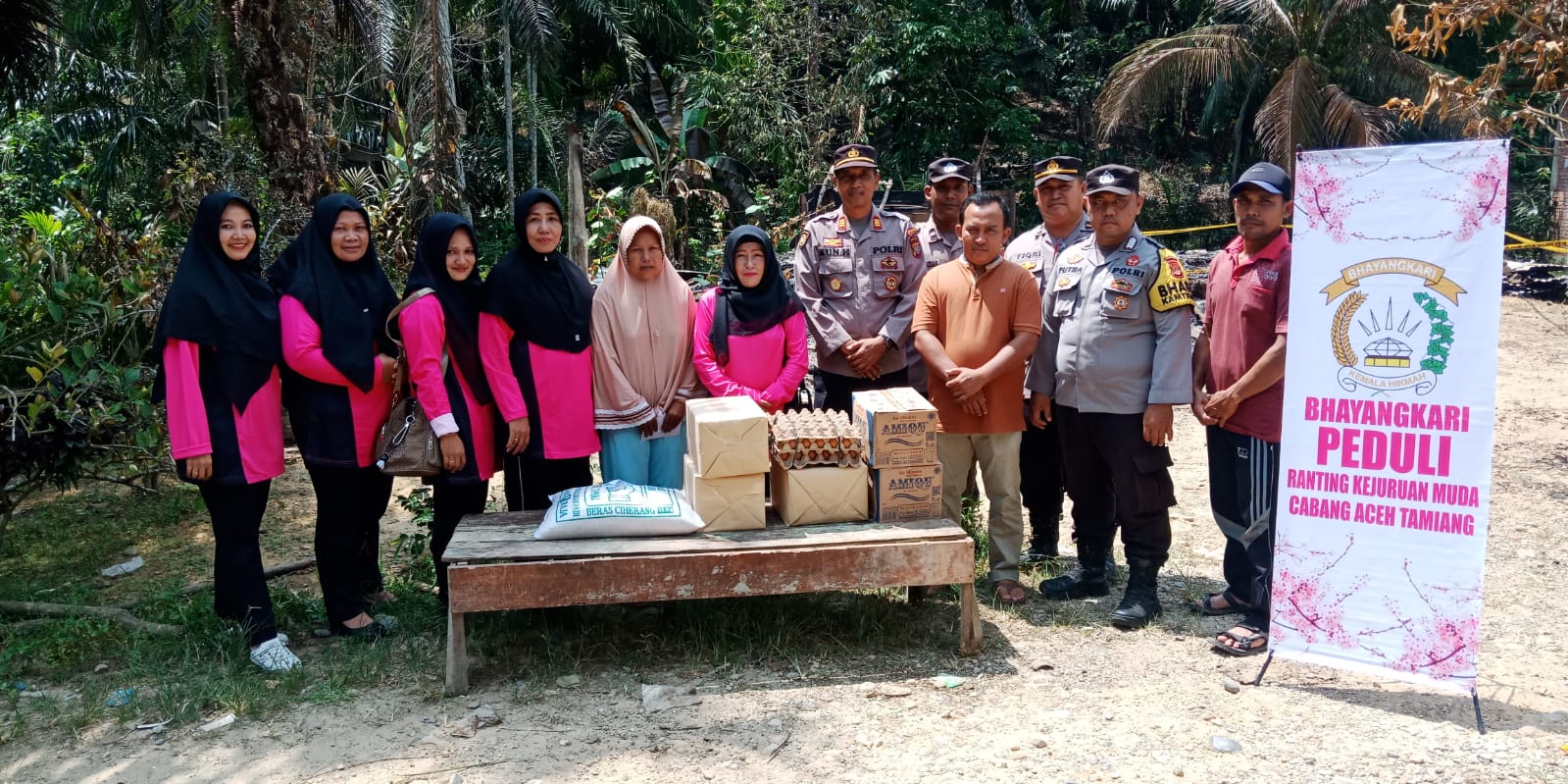 Kapolsek Kejuruan Muda Santuni Korban Rumah Terbakar