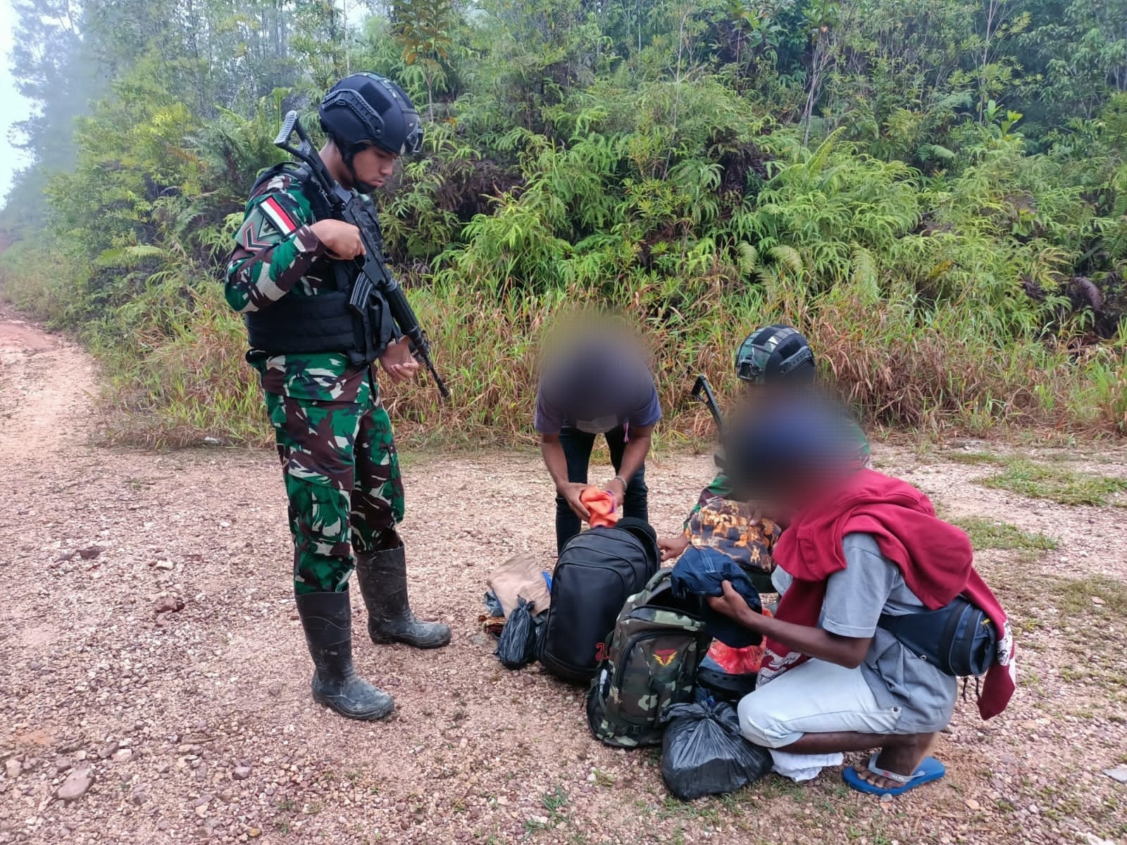 Satgas Pamtas RI-Malaysia Yonarmed 19/105 Trk Bogani Gagalkan 2 Orang PMI Non Prosedural Saat Hendak Melintas di Jalan Tikus