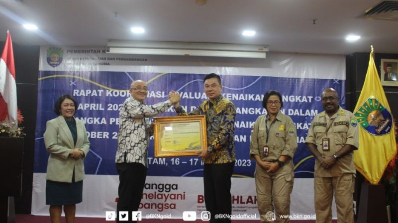 Pemda Kaimana Mendapat Award Dari Plt.Kepala Badan Kepegawaian Negara Bima Haria Wibisana