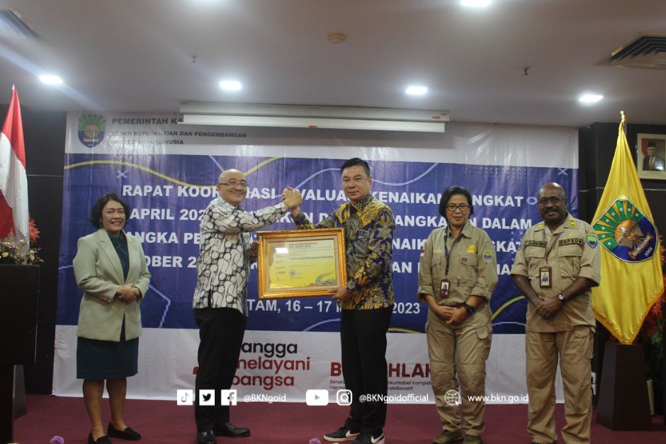 Pemda Kaimana Mendapat Award Dari Plt.Kepala Badan Kepegawaian Negara Bima Haria Wibisana