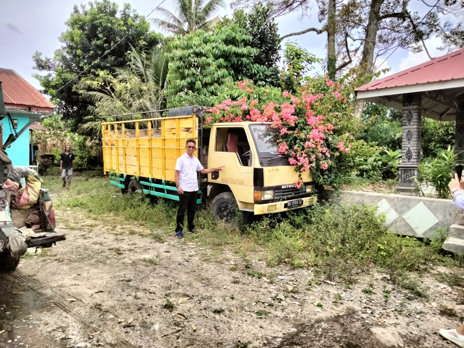 Bumnag Diduga Macet, Mobil Colt Diesel Bersumber dari Dana Desa 3 Tahun Mangkrak Ditumbuhi Rumput Liar