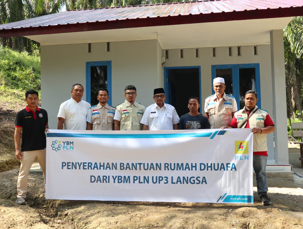 Pemko Langsa Bersama Manajer ULP PLN Serahkan Rumah Bantuan Dhuafa