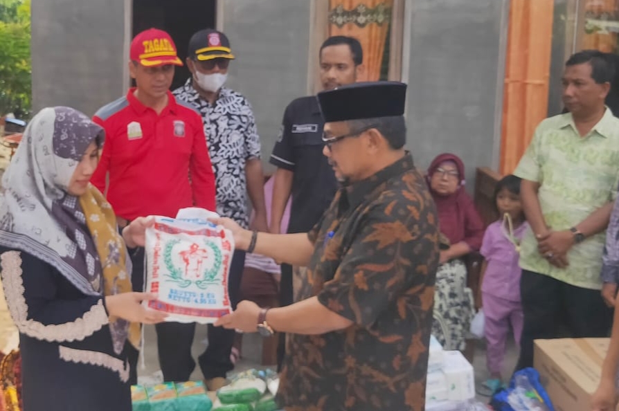Pj Walikota Langsa Serahkan Bantuan Masa Panik Kepada Korban Kebakaran