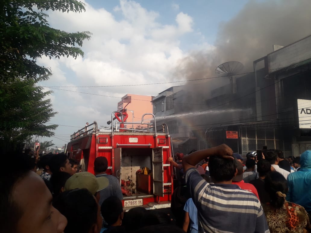Si Jago Merah Lalap 4 Ruko di Parluasan Pematang Siantar
