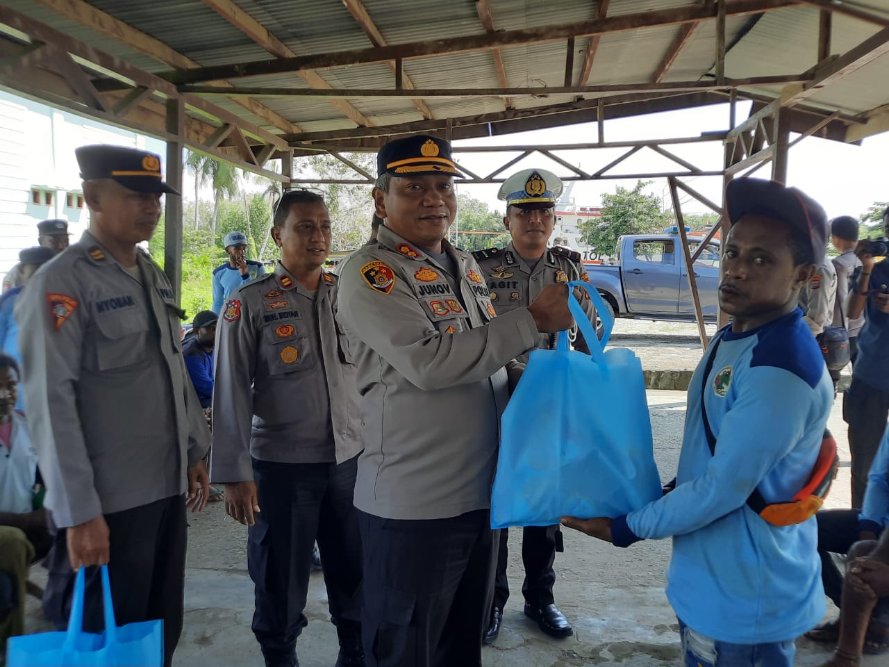 Sambut Berkah di Bulan Ramadhan dan Idul Fitri 144H,  Polres Teluk Bintuni Bagikan 50 Paket Sembako ke Warga