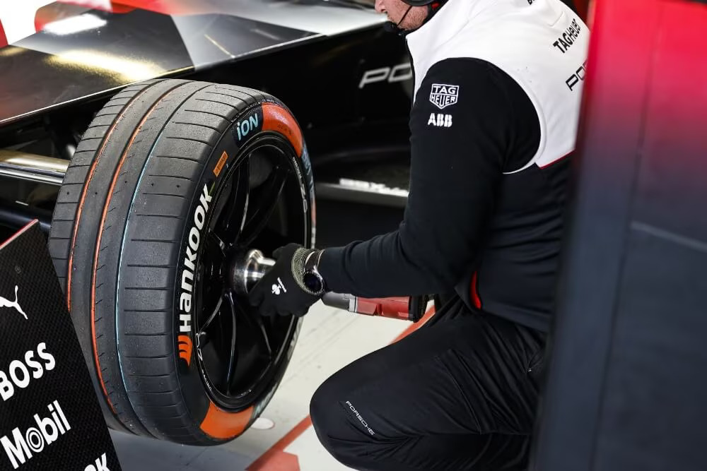 Hankook Tire Hadirkan Lini Ban Mobil Listrik Andalan dalam Gelaran ABB FIA Formula E 2023 di Jakarta